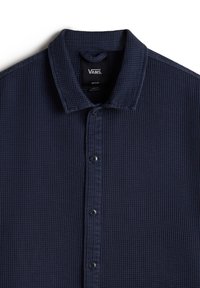 Tummansininen vohvelikudottu napitettava paita, jossa on kaulus, keskikoko, Vans-merkkilogo sisäkauluksessa.