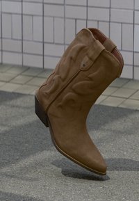 Δεν επιλέχθηκε, dark natural