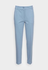 Lichtblauwe op maat gemaakte broeken van een gladde stof. Voorzien van een knoopsluiting, voorkruiden en een slim fit ontwerp met plooien.