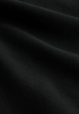 Sort ribbet stof med en glat tekstur, der viser fine vandrette linjer og en ensartet, mørk farve gennem hele stoffet.