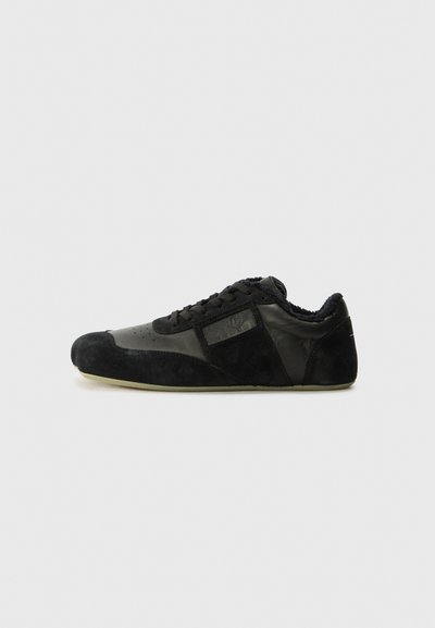 Adidași negri din suede și piele. Prezintă un profil jos, vârf rotund, design cu şireturi și accente texturate. Solele au un model cu textură antiderapantă.