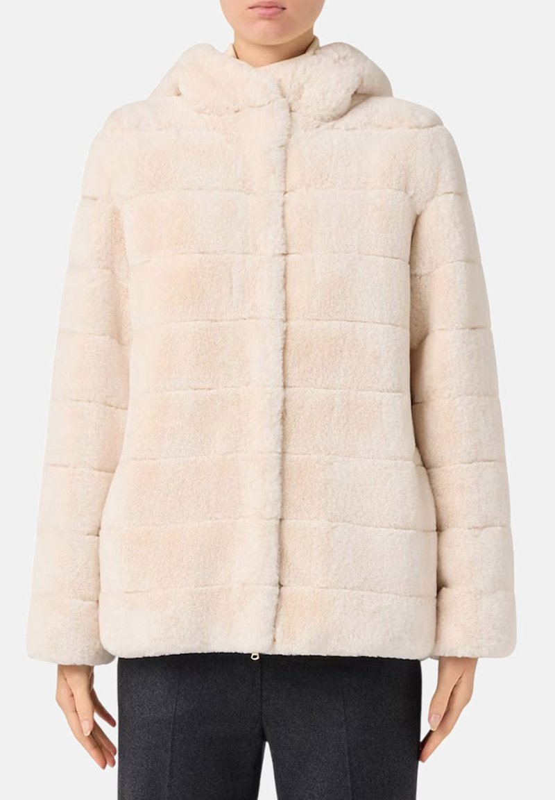 Crème kleurige pufferjack met een capuchon, voorzien van verticale panelen, een zachte textuur en een ritssluiting aan de voorkant. Ontworpen voor warmte en comfort.