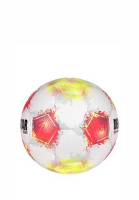 Palla da calcio bianca con accenti grafici rossi e gialli, pannelli esagonali e una superficie liscia, caratterizzata da un marchio su un lato.