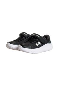 Zapatillas de running de malla negra con suelas blancas. Cuentan con una correa y cordones, parte superior texturizada y un logo de Under Armour en el lateral.