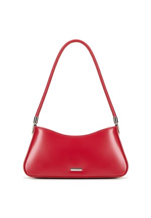 Sac à main en cuir rouge avec un design courbé, une bandoulière fine et des accents en métal. Texture lisse, forme compacte et sans motifs visibles.