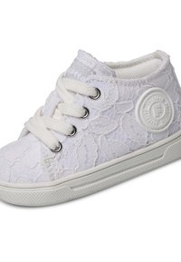 Baskets blanches à lacets avec un tissu texturé ressemblant à un motif floral. Comprend un logo rond, une semelle en caoutchouc et des lacets blancs.