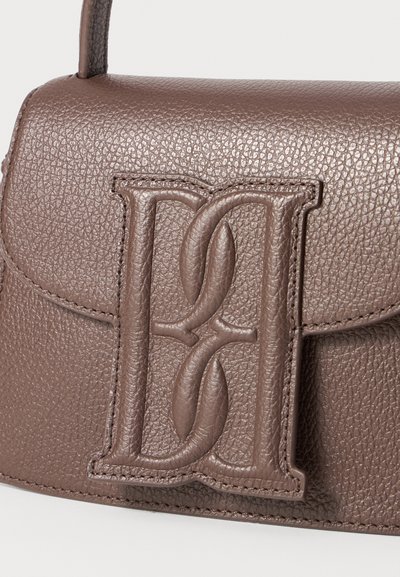Brązowa torebka ze skórzaną teksturą, z klapką i wytłoczonym logo monogramu z przodu. Charakteryzuje się subtelnymi detalami przeszycia.