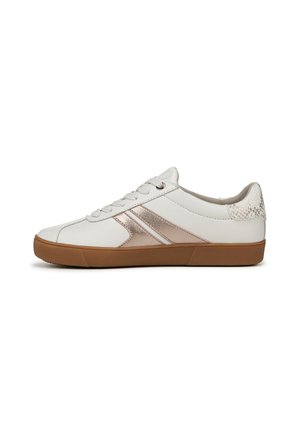 Sneaker bianco con accenti metallici color oro rosa, tomaia in pelle liscia, suola in gomma marrone e dettaglio in rilievo sul tallone. Design con lacci.