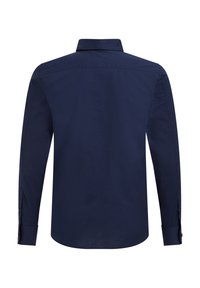 Tamsiai mėlyna ilgomis rankovėmis marškiniai su klasikiniu apykakle, mygtukų rankogaliais ir lygia tekstūra; turi paprastą dizainą be matomų raštų.