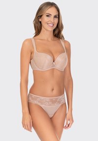 Beżowy stanik koronkowy z fiszbinami i szerokimi ramiączkami; posiada kwiatowy wzór oraz detal w postaci kokardki. Połączony z pasującymi majtkami bikini wykończonymi koronką.