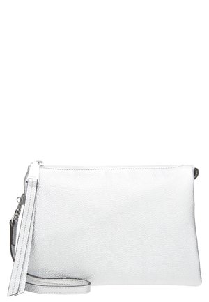 Pochette à bracelet en cuir blanc avec une surface texturée et une fermeture supérieure zippée, dotée d'une sangle de poignet détachable.