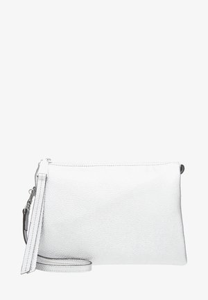 Pochette à bracelet en cuir blanc avec une surface texturée et une fermeture supérieure zippée, dotée d'une sangle de poignet détachable.