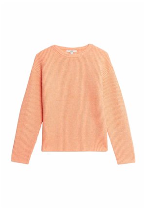 Brzoskwiniowy, długi sweter dziany z prążkowaną fakturą i okrągłym dekoltem, prezentowany na białym tle.