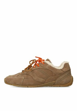 Braune Wildledersneaker mit orangefarbenen Schnürsenkeln und einer flauschigen weißen Fütterung. Verfügt über geschwungene Nähte und eine strukturierte Gummisohle für besseren Halt.