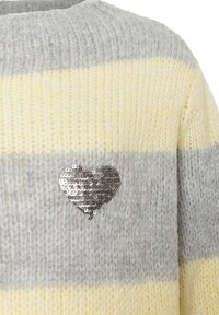 Gestrickter Pullover mit horizontalen Streifen in Grau und blassgelb, mit einem silbernen Paillettenherz auf der linken Seite. Strukturierter Stoff.