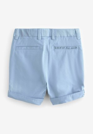 Pantaloni corti blu chiaro con risvolti, realizzati in tessuto morbido. Presentano due tasche posteriori e un'etichetta che recita "BAKER BY TED BAKER."