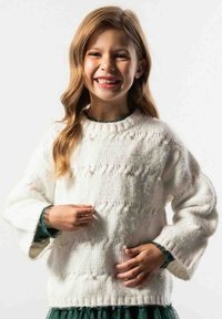 Biały sweter z dzianiny o luźnym kroju, teksturowanym wzorem ściegów i perłowymi ozdobami. Długie rękawy i ściągacz u dołu uzupełniają projekt.