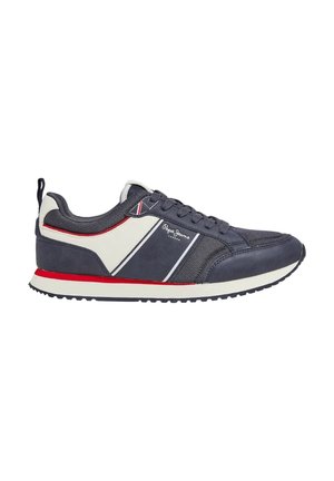 Zapatilla deportiva azul marino con acentos en blanco y rojo, materiales de malla y ante, puntera redondeada, cuello acolchado y cierre con cordones.