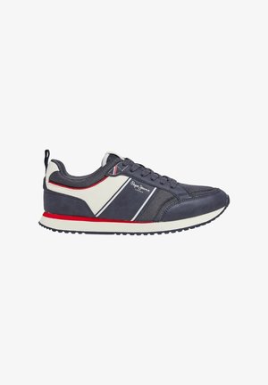 Zapatilla deportiva azul marino con acentos en blanco y rojo, materiales de malla y ante, puntera redondeada, cuello acolchado y cierre con cordones.