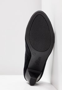 Chaussure noire à talons hauts avec un dessus en suede lisse, semelle en caoutchouc avec texture antidérapante et design de bout effilé, taille 37.