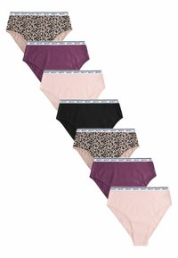 Sju par damunderkläder i olika färger: svart, rosa, lila och leopardmönster, med en vit midjeband som har text.