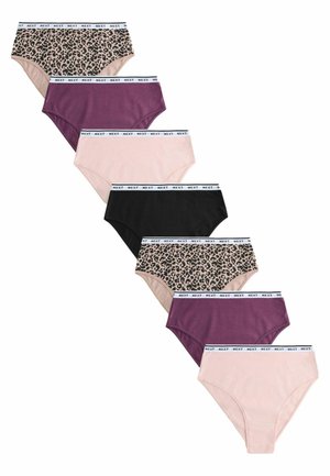 Zeven paar damesonderbroeken in verschillende kleuren: zwart, roze, paars en luipaardprint, met een witte tailleband met tekst.