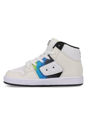 Hvid højtop-sneaker med sort kant, blå og grøn accent nær snørebånd og hvid sål med sort bund.