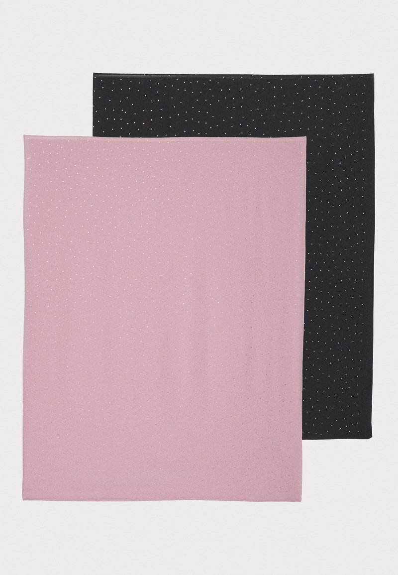 To kvadratiske tørklæder, et pink og et sort, begge med små kontrasterende prikker. Stoffet er glat, hvilket skaber en blød struktur.