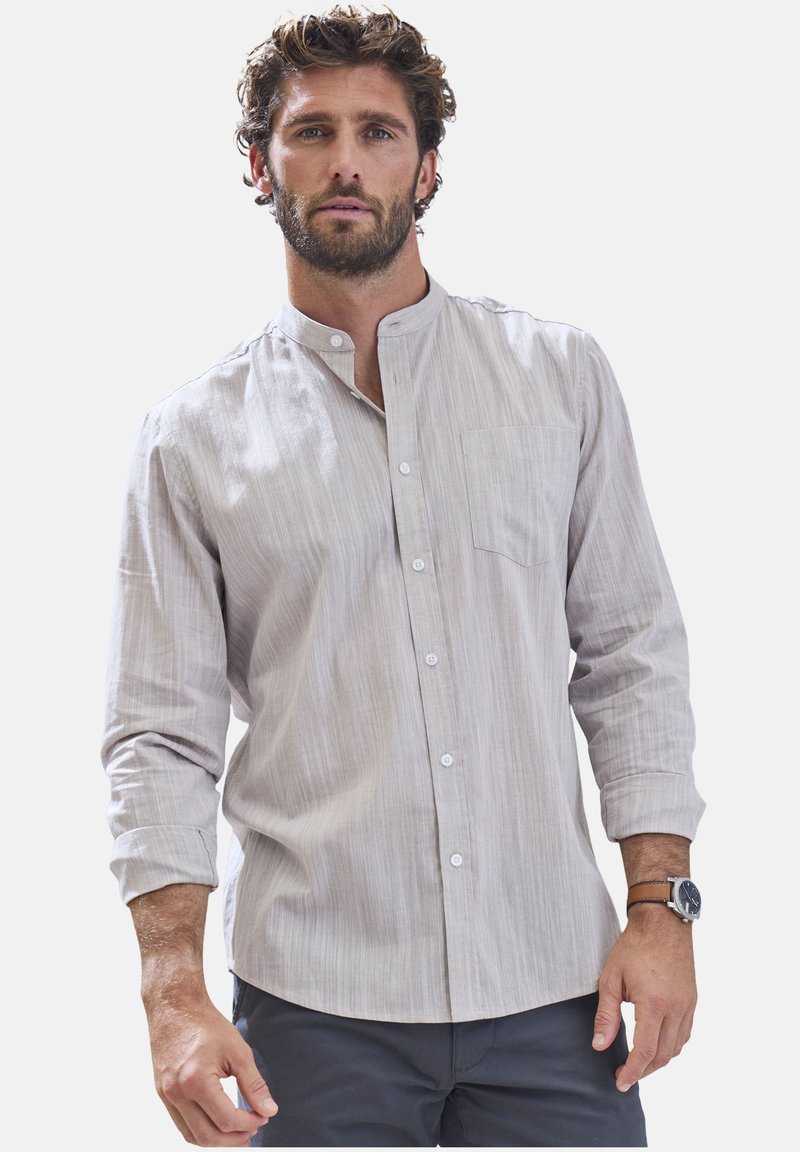 Hellgraues Hemd mit Stehkragen, dezenten Streifen, langen Ärmeln und einer Brusttasche. Hergestellt aus einem glatten Stoff.