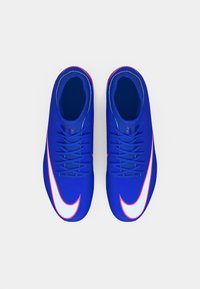 Μπλε αθλητικά παπούτσια με λεία υφή, που διαθέτουν εμφανές λευκό λογότυπο Nike και ροζ λεπτομέρειες, κορδόνια, και αεροδυναμικό σχήμα.