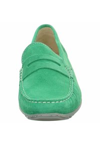 Groene nubuck instappers met een ronde neus, slip-on ontwerp, decoratieve gestikte details en een flexibele rubberen zool.