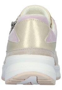 Beżowe buty sportowe z wyściełanym kołnierzem, gładkimi metalicznymi akcentami i zapięciem na zamek. Miękkie różowe zamszowe detale wzbogacają design.