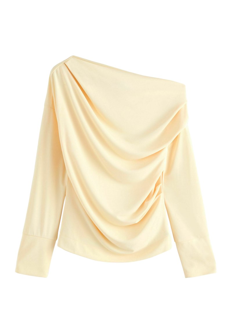 Lichtgele off-shoulder top met gedrapeerde stof en lange mouwen, voorzien van subtiele plooien voor een stijlvolle, vloeiende uitstraling.