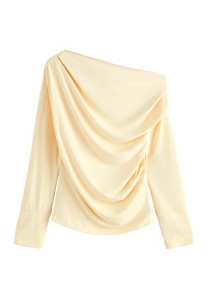 Top off-shoulder de culoare galben deschis, cu țesătură drapată și mâneci lungi, având pliuri subtile pentru un aspect elegant și fluid.