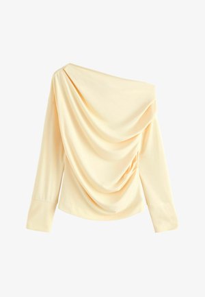 Top off-shoulder de culoare galben deschis, cu țesătură drapată și mâneci lungi, având pliuri subtile pentru un aspect elegant și fluid.