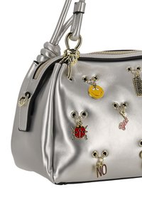 Geantă de mână metalică argintie, cu textură netedă, având talismane emailate colorate: o față zâmbitoare, o buburuză, accente "Da!" și "NU!".