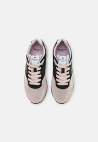 Svarta och rosa sneakers med en blandning av mesh och mocka, rund tå, kontrasterande snören och varumärke på tungan.