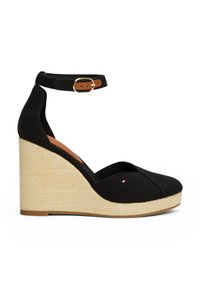Sandales compensées en toile noire avec une plateforme en jute tressé. Comprend une sangle cheville avec une boucle en ton doré et un design de bout découpé.