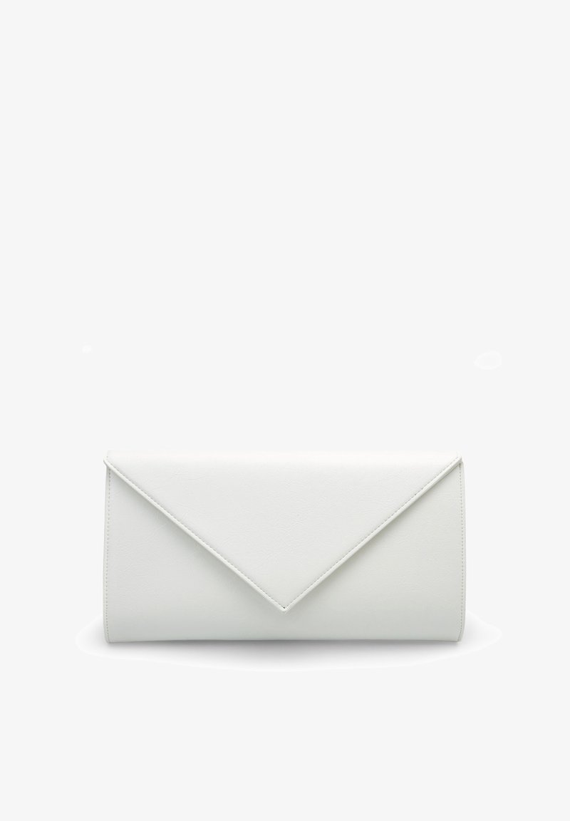Clutch en estilo sobre blanco con solapa triangular y textura lisa, mostrado sobre un fondo blanco liso.