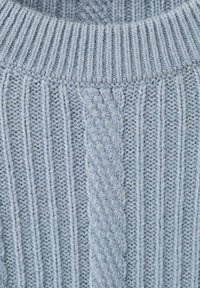 Jasnoniebieski sweter dziany z pionowym prążkowaniem i centralnym splotem warkoczowym, z zaokrąglonym dekoltem i średnią fakturą.
