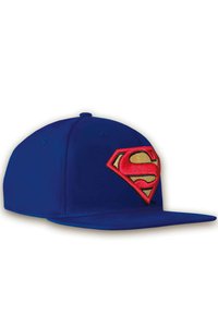 Gorra snapback azul con un logo de Superman bordado en relieve en rojo y amarillo en la parte frontal. Visera plana, fabricada en tejido sólido, diseño de seis paneles.