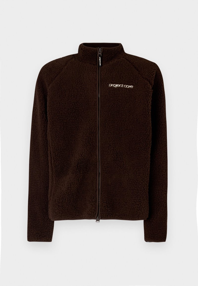 Brązowa polarowa kurtka z wysokim kołnierzem, pełnym zamkiem błyskawicznym oraz subtelnym logo na klatce piersiowej. Miękki, strukturalny materiał o dopasowanym kroju.