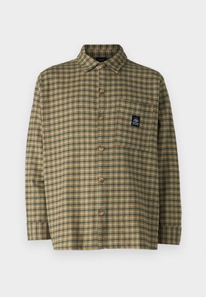 Camisa de manga larga con botones con patrón de cuadros beige, verde y azul, bolsillo en el pecho con parche de logo en blanco y negro.