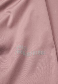Roze satijnen stof met een gladde textuur. Bevat zilverdrukletters: "MALO 1968 1972 1981" op de onderste sectie.