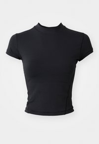 T-shirt noir court en tissu lisse et extensible, avec un col haut et des manches courtes, doté de coutures nettes et d'une silhouette ajustée.