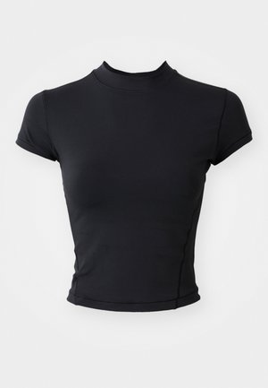 T-shirt noir court en tissu lisse et extensible, avec un col haut et des manches courtes, doté de coutures nettes et d'une silhouette ajustée.