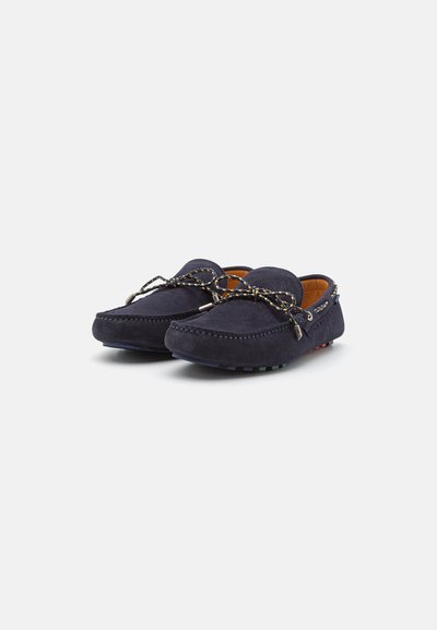Marineblå ruskindsloafers med dekorative snørebånd og en blød tekstur; har syede detaljer og farverige gummisåler for godt greb.