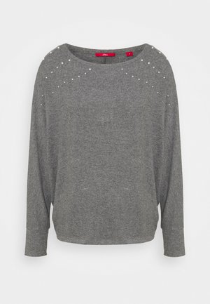 Pull en gris à manches longues avec une coupe décontractée, un col rond et des accents décoratifs en perles le long des épaules. Texture de tissu douce.