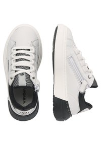 Witte sneakers met een gladde leren bovenkant, zwarte mesh accenten, zwarte rubberen zool en witte stiksels; voorzien van vetersluiting en rits.