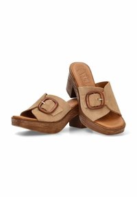 Sandalias de ante marrón con una hebilla de gran tamaño y tacón de bloque de madera. Presentan un diseño de punta abierta y una plantilla de cuero suave.